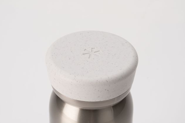 スギ間伐材配合の環境配慮型材料TABWDⓇ snow peakのボトルキャップに
